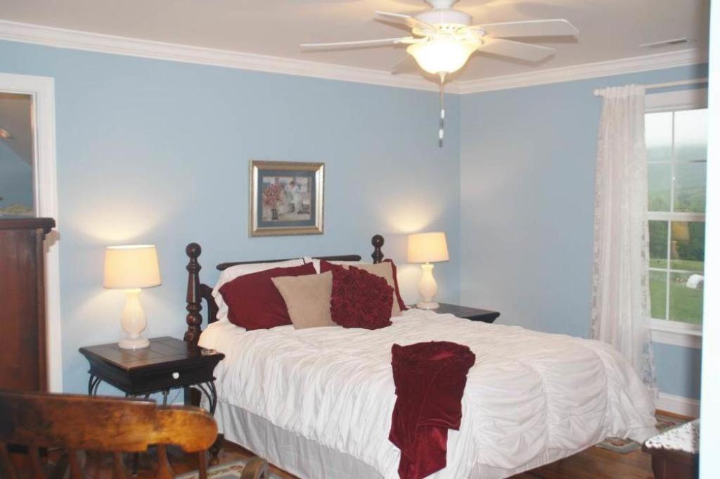 A Mighty Oak B&B Pilot Mountain Экстерьер фото
